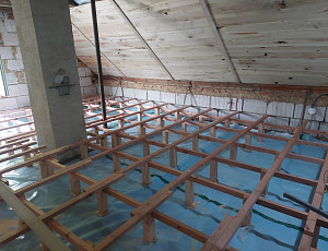 Zateplení stropu rodinného domu pomocí foukané izolace